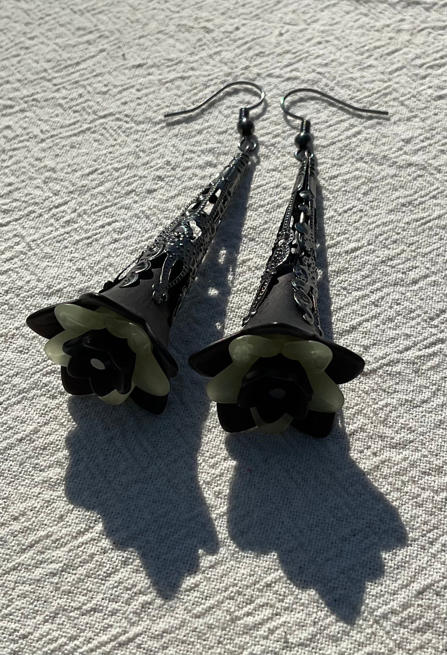 Trumpet Flower Drop Earrings, Style #7, Black